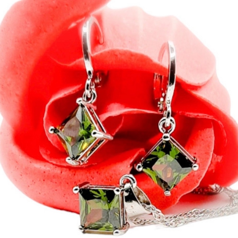 NEW! Gorgeous Peridot Earrings & necklace set. Never worn